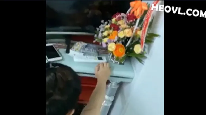 Không chịu đi tắm vì dam dang quá cần làm tình luôn !