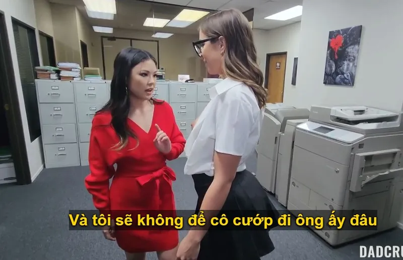 Bố dượng may mắn xoạc cùng lúc con mèo nhỏ và em trợ lý riêng